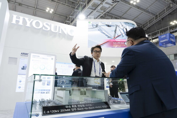 효성중공업 직원들이 고객들에게 초고압 직류송전 시스템인 'HVDC'를 소개하고 있다. [효성중공업 제공=뉴스퀘스트]
