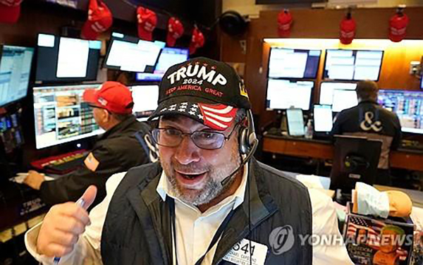 트럼프 모자를 쓴 뉴욕증권거래소 트레이더. [사진=AFP/ 연합뉴스]