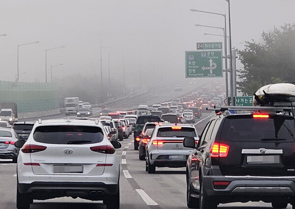 삼성화재 교통안전문화연구소에 따르면 1년 중 졸음운전 사고가 가장 많이 발생하는 달은 11월인 것으로 분석됐다. 서울양양고속도로 춘천 방면 서종 부근에서 가을 단풍철을 맞아 설악산 등지로 향하는 차들이 짙은 안개로 서행하고 있는 모습. [사진=연합뉴스]
