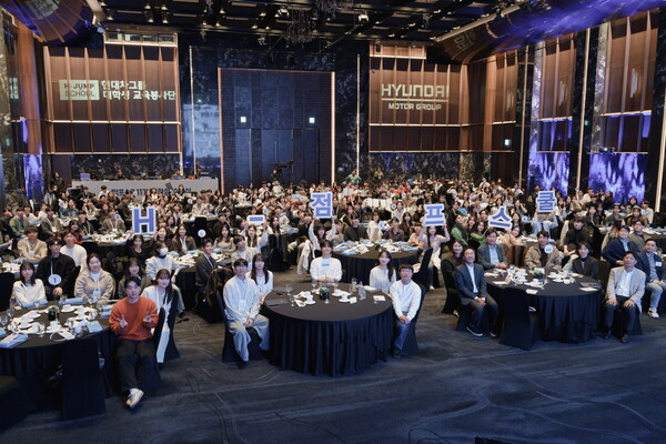 8일 서울 서초구 양재 엘타워에서 열린 대학생 교육봉사단 H-점프스쿨' 11기 수료식 'See You Again H' 행사에 참여한 대학생 교사들이 기념 촬영을 하고 있다. [현대자동차그룹 제공=뉴스퀘스트] 