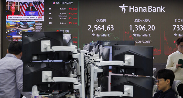 제47대 미국 대통령으로 도널드 트럼프 공화당 후보가 당선되면서 금융권이 향후 한국경제에 미칠 영향을 고려한 투자전략 마련에 분주히 움직이고 있다. 서울 중구 하나은행 본점 딜링룸. [사진=연합뉴스]