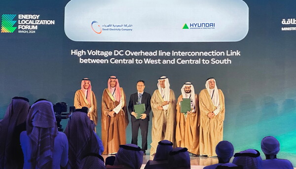 지난달 23일 리야드 리츠칼튼 호텔에서 있었던 ‘에너지 현지화 포럼’ 파트너십 행사에서 현대건설 김이철 알코바 지사장(왼쪽 세 번째)이 기념 촬영을 하고 있다. [현대건설 제공=뉴스퀘스트]