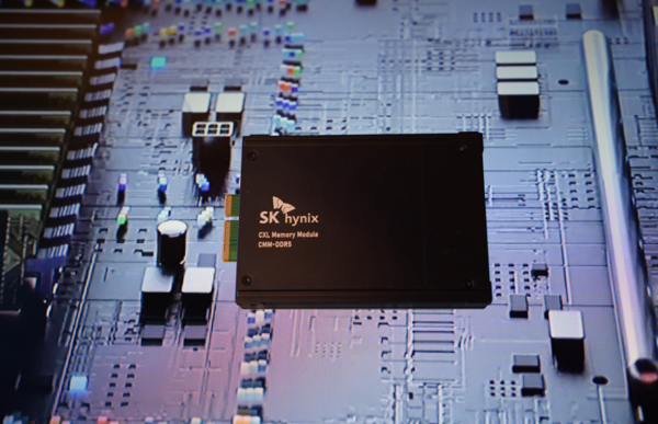  SK하이닉스가 내년에도 HBM 부문에서 정상을 이어갈 것이라는 전망이 나왔다. 사진은 SK하이닉스의 CMM-DDR5 제품. [사진=뉴스퀘스트]