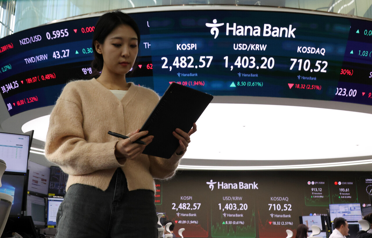 12일 코스피 지수는 2% 가까이 하락하면서 올해 8월 ‘블랙먼데이’ 이후 처음으로 2500선이 붕괴됐다.  하나은행 본점 딜링룸 모습. [사진=연합뉴스]