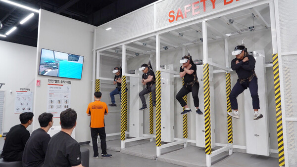 LG전자가 창원 LG스마트파크에 오픈한 안전체험센터 '세이프티온(SAFETY ON)’에서 공사 현장에서의 추락사고를 VR로 체험하며 안전대 착용의 중요성을 교육 받고 있는 모습. [LG전자 제공=뉴스퀘스트]