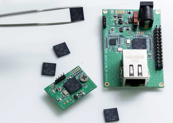 ‘양자암호원칩(QKEV7)’과 이를 탑재한 구간양자암호단말장치 [SK텔레콤 제공=뉴스퀘스트]