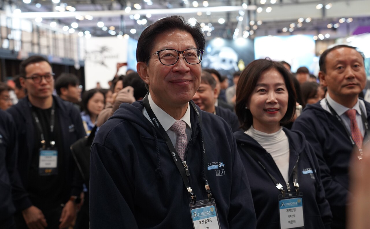 박형준 부산시장(사진 중앙)과 허은아 개혁신당 대표(사진 우측)가 지스타 2024에 마련된 넥슨 부스를 관람하고 있다. [사진=김민우 기자]