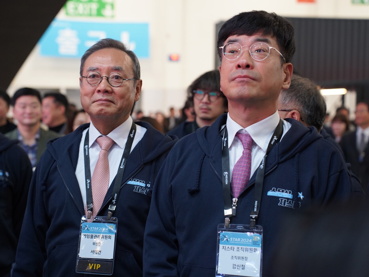(사진 왼쪽부터) 서태건 게임물관리위원회 위원장, 강신철 한국게임산업협회장이 부스를 관람하고 있다. [사진=김민우 기자]