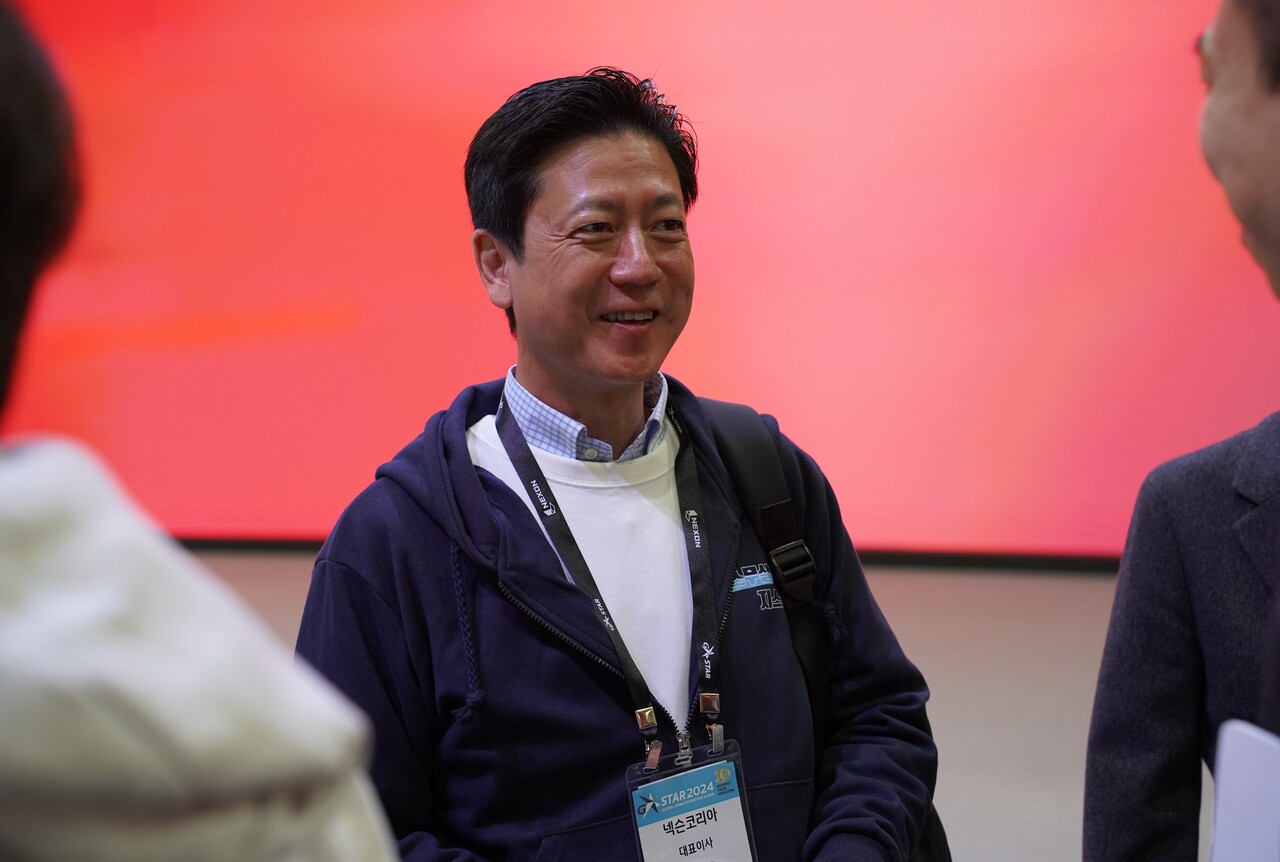 김정욱 넥슨코리아 대표이사가 지스타 현장에서 취재진 질문에 답변하고 있다. [사진=김민우 기자]