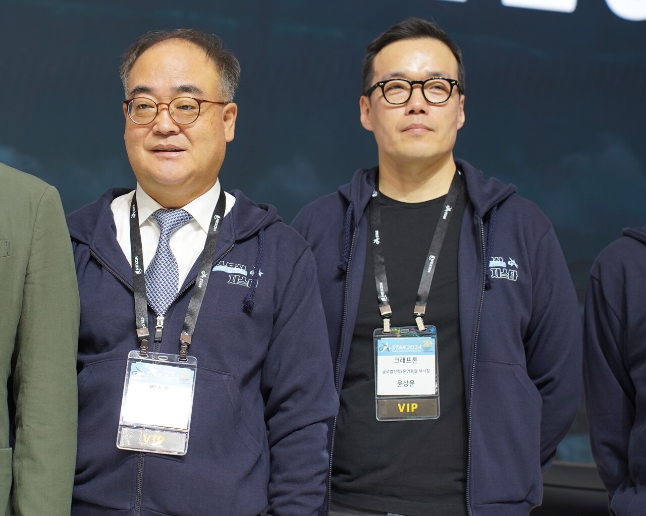 (사진 왼쪽부터) 손수득 벡스코 사장, 윤상훈 크래프톤 글로벌운영전략 부사장이 부스 앞에서 사진 촬영을 하고 있다. [사진=김민우 기자]