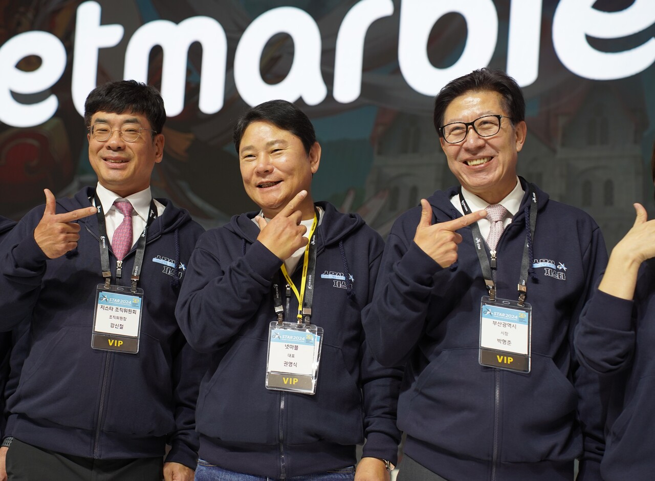 (사진 왼쪽부터) 강신철 한국게임산업협회장, 권영식 넷마블 대표, 박형준 부산시장이 넷마블 부스에서 포즈를 취하고 있다. [사진=김민우 기자]