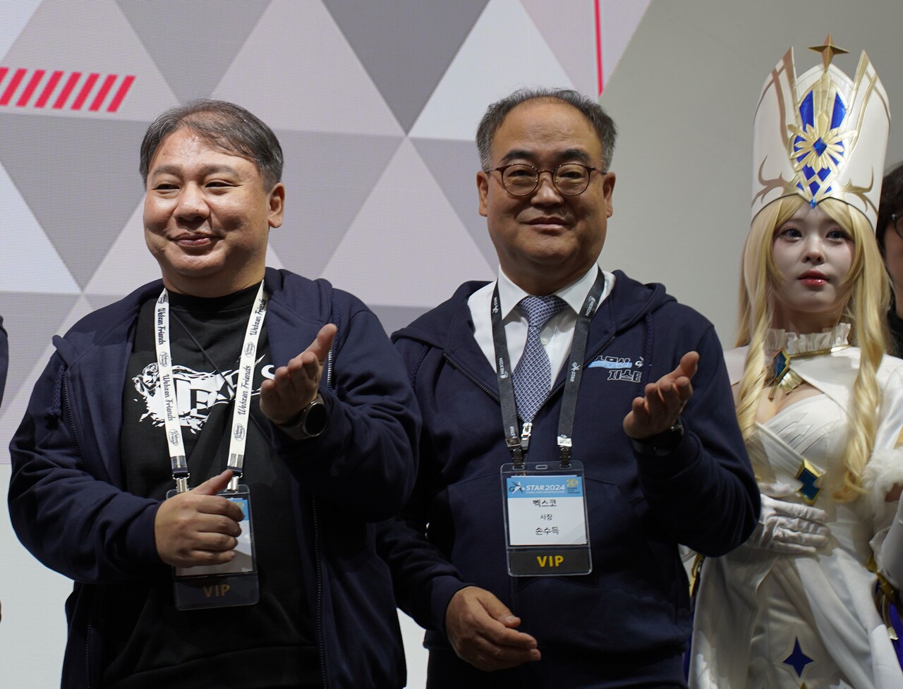 (사진 왼쪽부터) 김태영 웹젠 대표, 손수득 벡스코 사장이 웹젠 부스에서 포즈를 취하고 있다. [사진=김민우 기자]