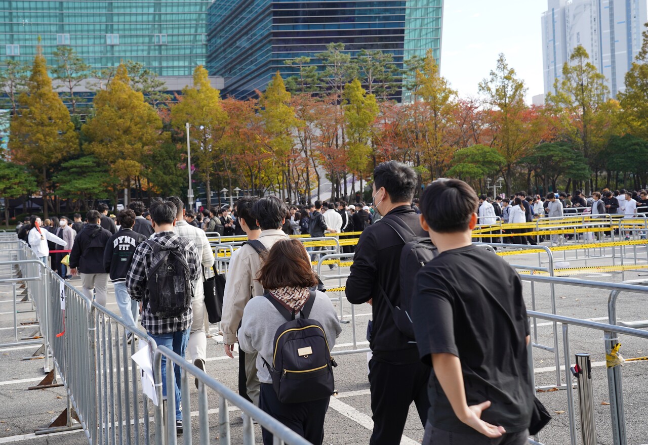 지스타 개막 첫날 관람객들이 대기줄에 들어가고 있는 모습. [사진=김민우 기자]