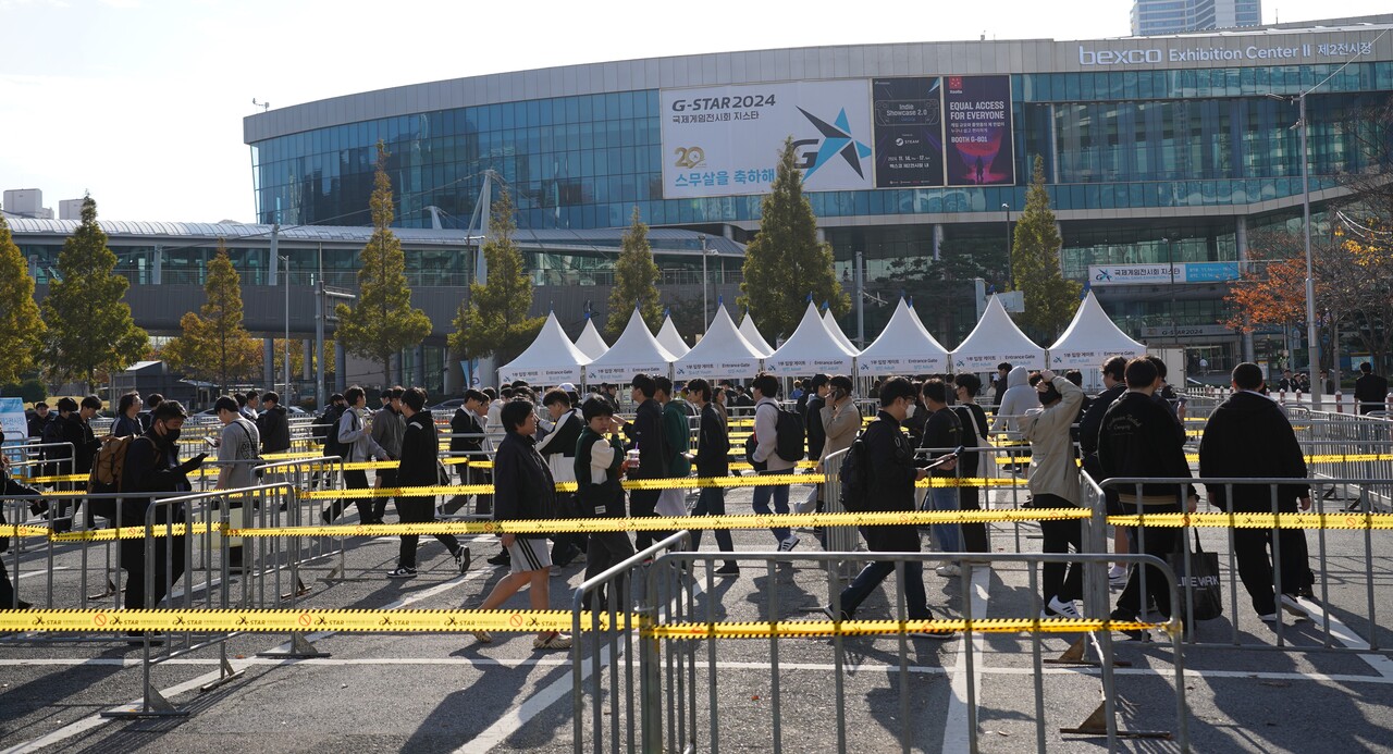 관람객들이 발빠르게 대기줄에 들어가고 있다. [사진=김민우 기자]