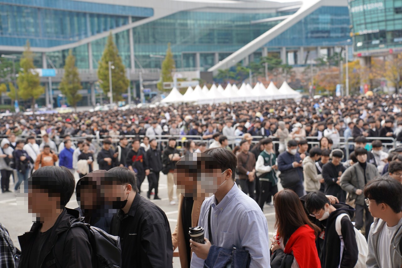 11시가 되자 사람들이 안내에 맞춰 입장하고 있다. [사진=김민우 기자]