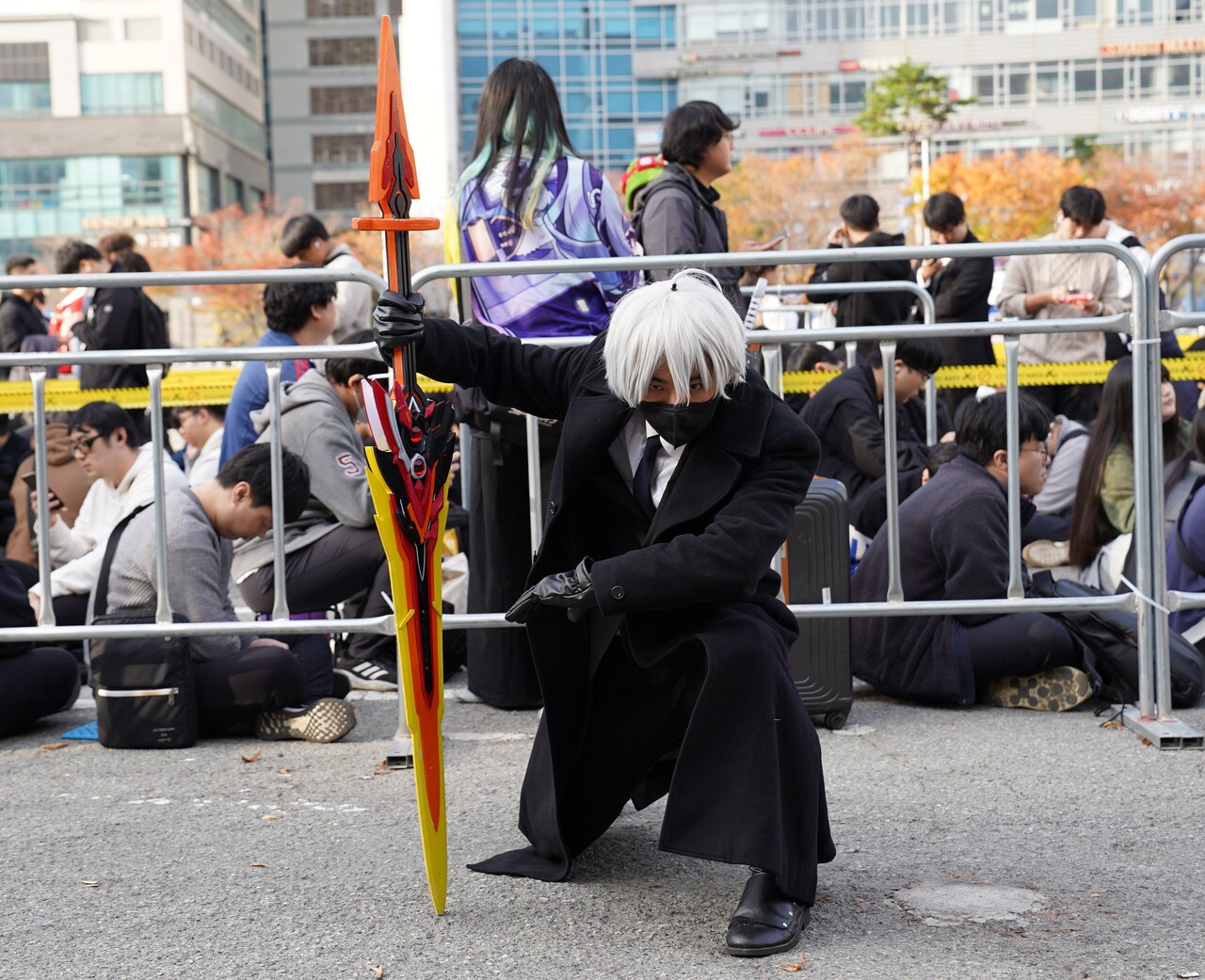 경은결(21)씨는 "소품 제작이나 코스프레를 하는 것을 좋아하는 편"이라며 "오늘 들고나온 무기도 주문받은 파트들을 베이스로 직접 조립한 것"이라고 설명했다. [사진=김민우 기자]