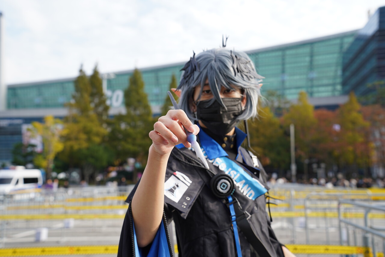 명일방주의 '로고스'를 코스프레한 관람객이 포즈를 취하고 있다. [사진=김민우 기자]