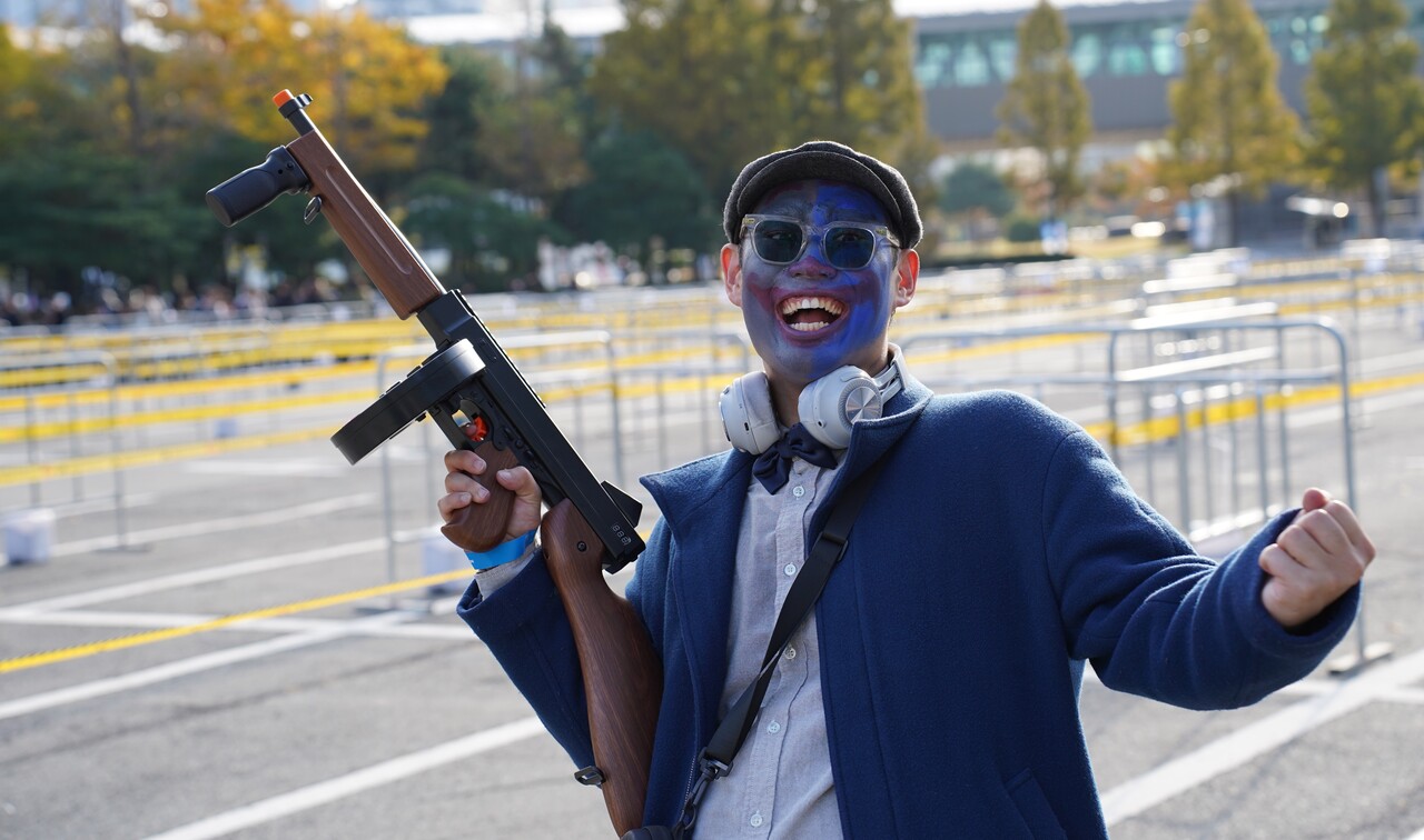 스트리머 '게임마제이'는 직접 푸른색 조커 분장을 코스프레하고 지스타 현장을 찾았다. [사진=김민우 기자]