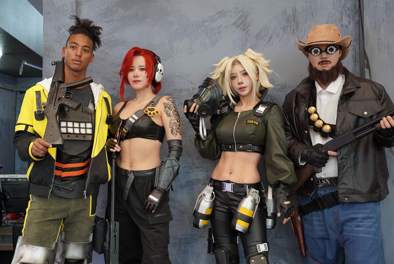 크래프톤의 '프로젝트 아크' 부스 앞에서 캐릭터로 분장한 모델들이 포즈를 취하고 있다. [사진=김민우 기자]