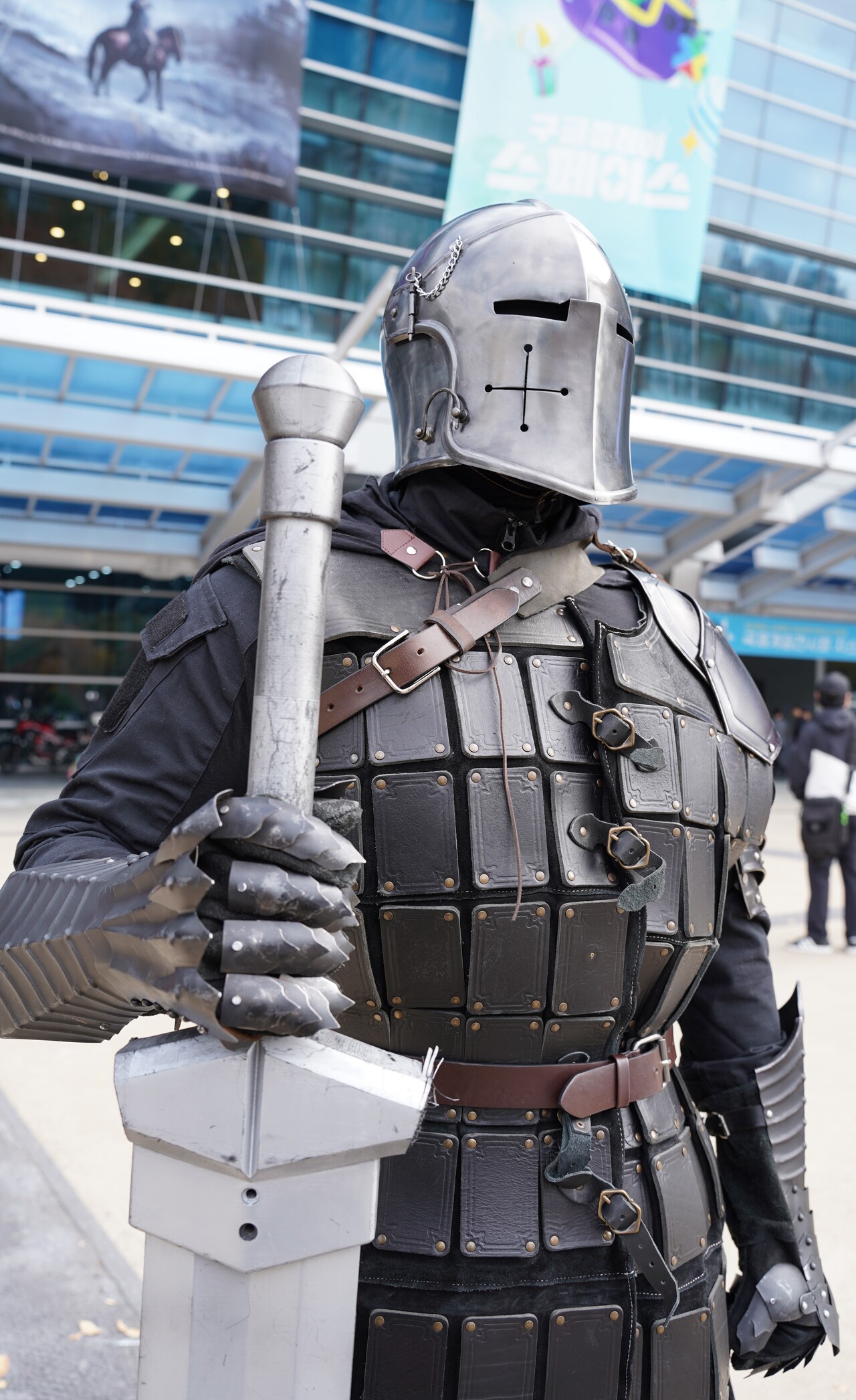 지스타 현장에서 중세 기사를 코스프레한 관람객이 포즈를 취하고 있다. [사진=김민우 기자]