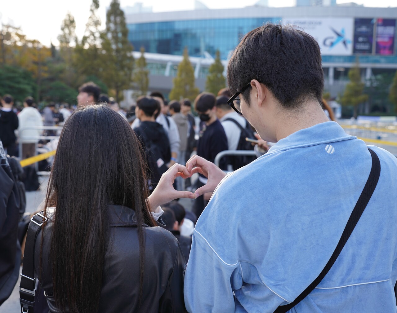 윤재욱(19. 사진 오른쪽)씨와 송민서(17)씨가 하트 모양 포즈를 취하고 있다. [사진=김민우 기자]