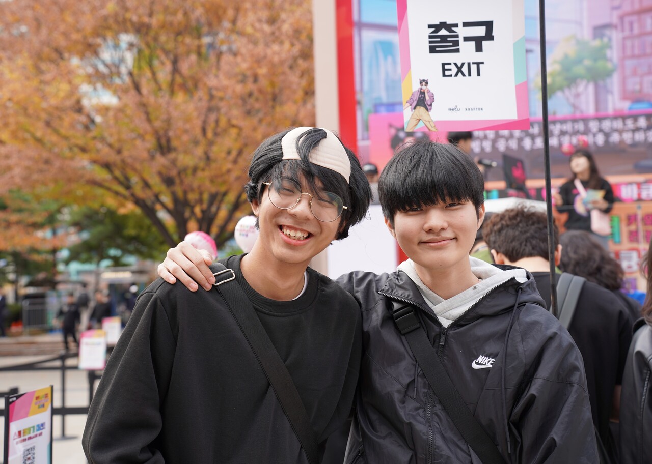 (사진 왼쪽부터) 고등학교 친구인 성수인(17)씨와 오준권(17)씨. 성씨는 게임에서 이겨 대머리 가발을 선물받았다. [사진=김민우 기자]