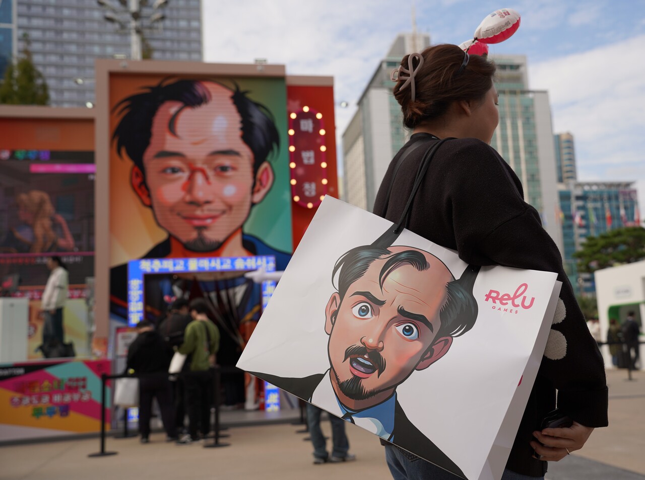 이날 야외 현장에서 가장 많은 인기를 끌었던 '마법소녀 루루핑' 게임. 이인경 렐루게임즈 매니저는 "이정도로 많은 호응을 얻을 줄 몰랐다"며 "직원들이 의기투합해 아이디어를 짜내고 짜냈다"고 설명했다. [사진=김민우 기자]