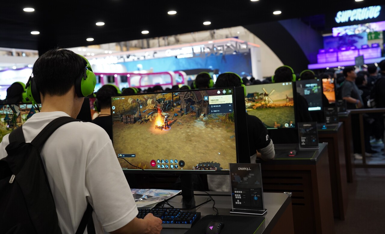 넥슨 '프로젝트 오버킬' 부스에서 관람객들이 게임을 즐기고 있다. [사진=김민우 기자]