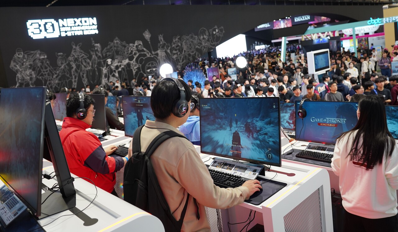 넷마블 '왕좌의 게임: 킹스로드' 부스에서 유저들이 게임을 하고 있다. [사진=김민우 기자]
