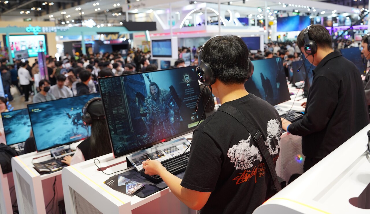 넷마블 '왕좌의 게임: 킹스로드' 부스에서 유저들이 게임을 하고 있다. [사진=김민우 기자]