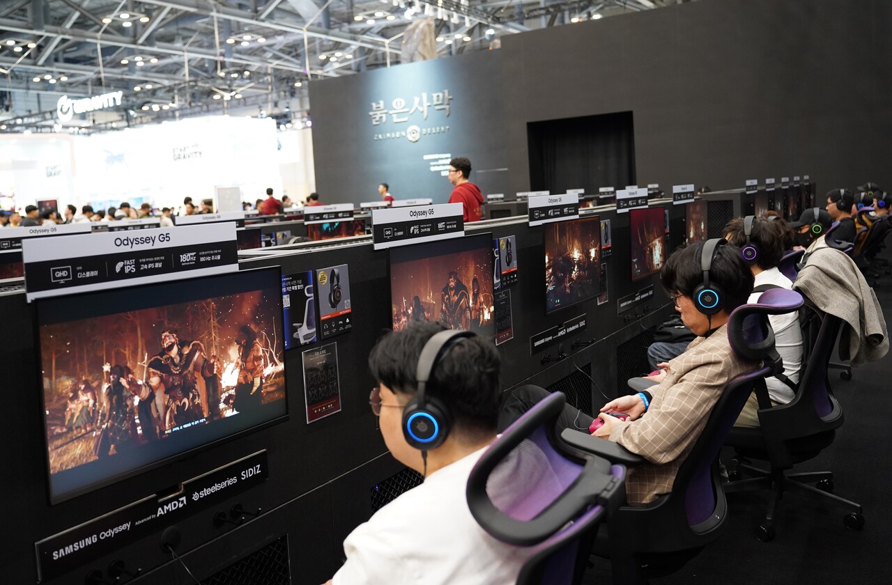 펄어비스 '붉은사막' 부스에서 관람객들이 게임을 플레이하고 있다. [사진=김민우 기자]