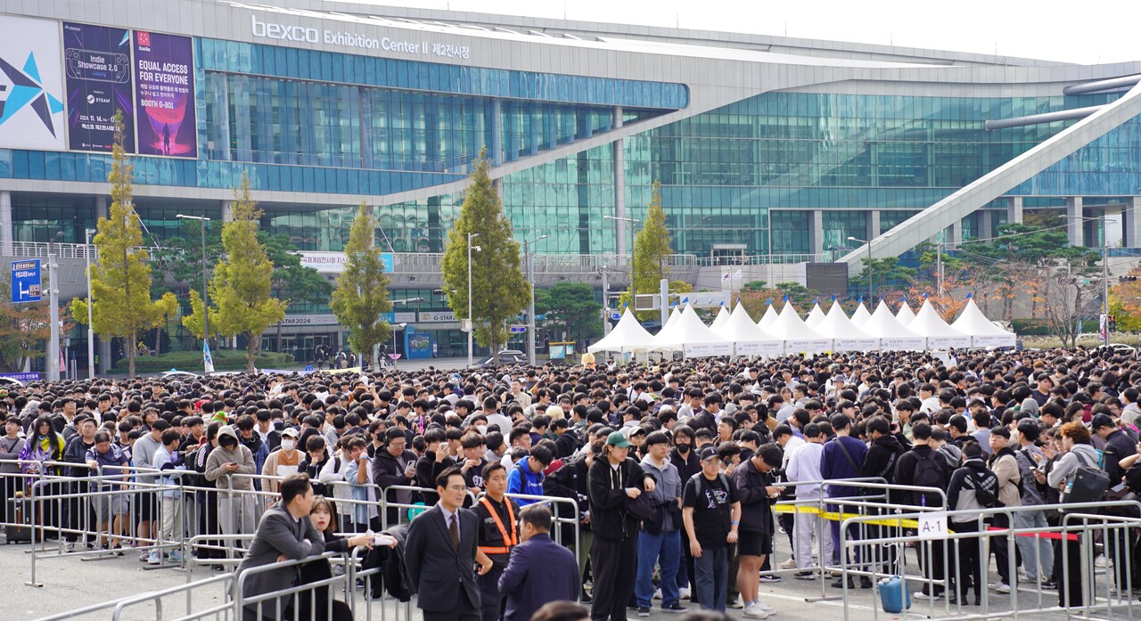 지스타 개막 첫날 오픈 1시간전 대기줄이 관람객들로 꽉 차 있다. [사진=김민우 기자]