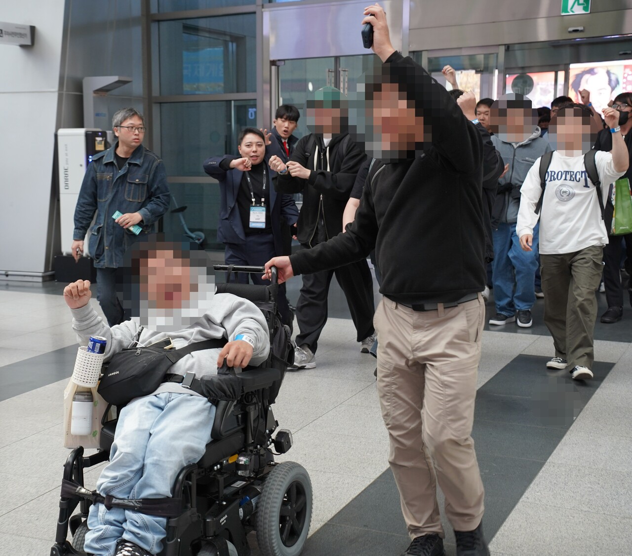 개막식 첫날 가장 먼저 지스타 부스에 입장한 관람객들 모습. 손을 들고 환호하고 있다. [사진=김민우 기자]