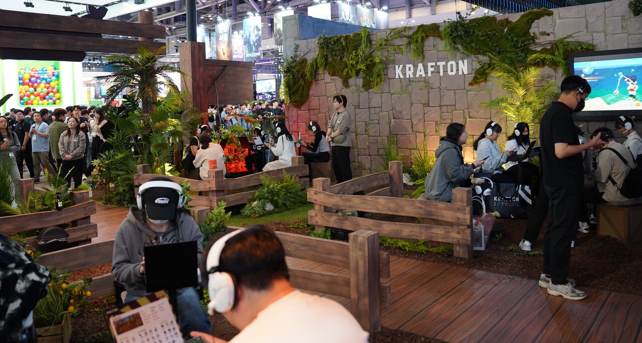 '지스타 2024' 개막식인 지난 14일 크래프톤 '딩컴 투게더' 부스에서 관람객들이 게임 시연을 하고 있다. 숲으로 꾸며진 부스가 인상적이다. [사진=김민우 기자]