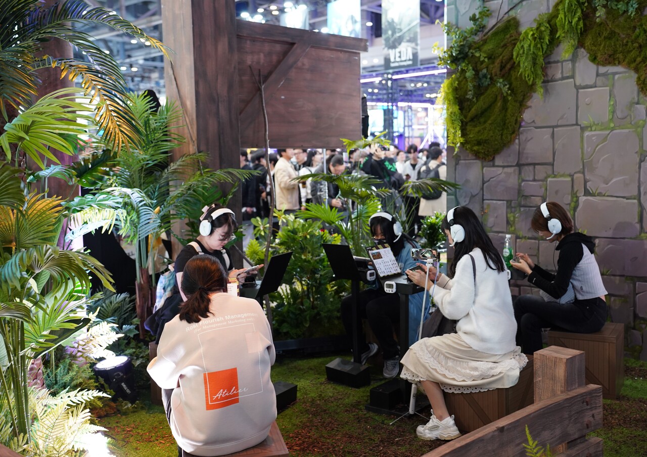 크래프톤 '딩컴 투게더' 부스에서 게임을 플레이하는 관람객들. 약 20분간 시연을 즐길 수 있다. [사진=김민우 기자]