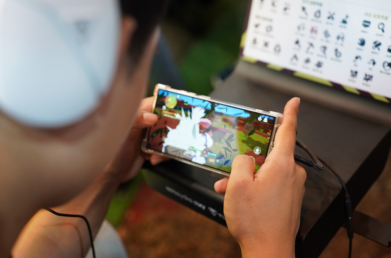 '딩컴 투게더'는 모바일(스마트폰)로 플레이할 수 있다. 이번 시연에서는 게임 내 대부분 콘텐츠를 즐기는 것이 가능하다. [사진=김민우 기자]