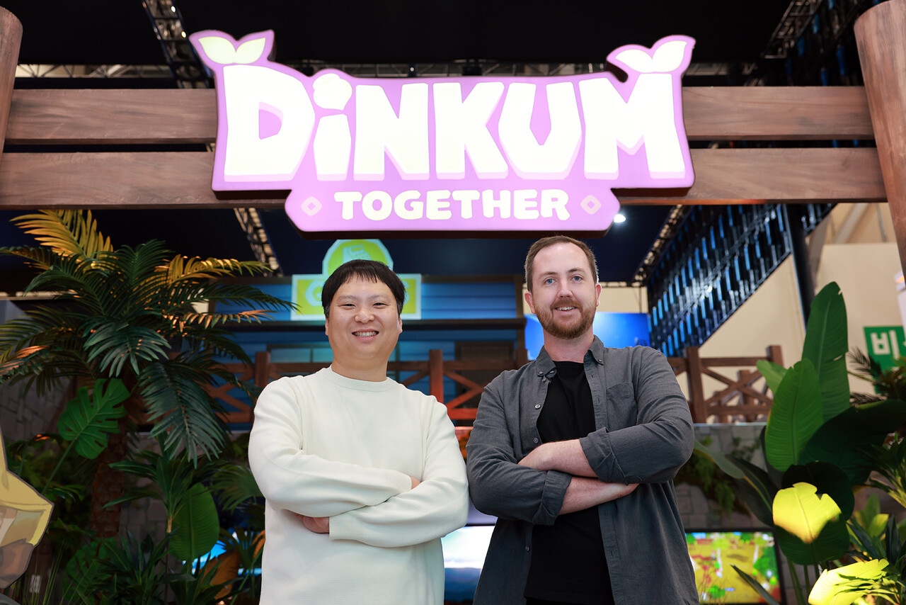 '지스타 2024' 내 크래프톤 '딩컴 투게더' 부스 앞에서 (왼쪽부터) 박문형 5민랩 대표와 제임슨 벤던 PD가 포즈를 취하고 있다. [크래프톤 제공=뉴스퀘스트]