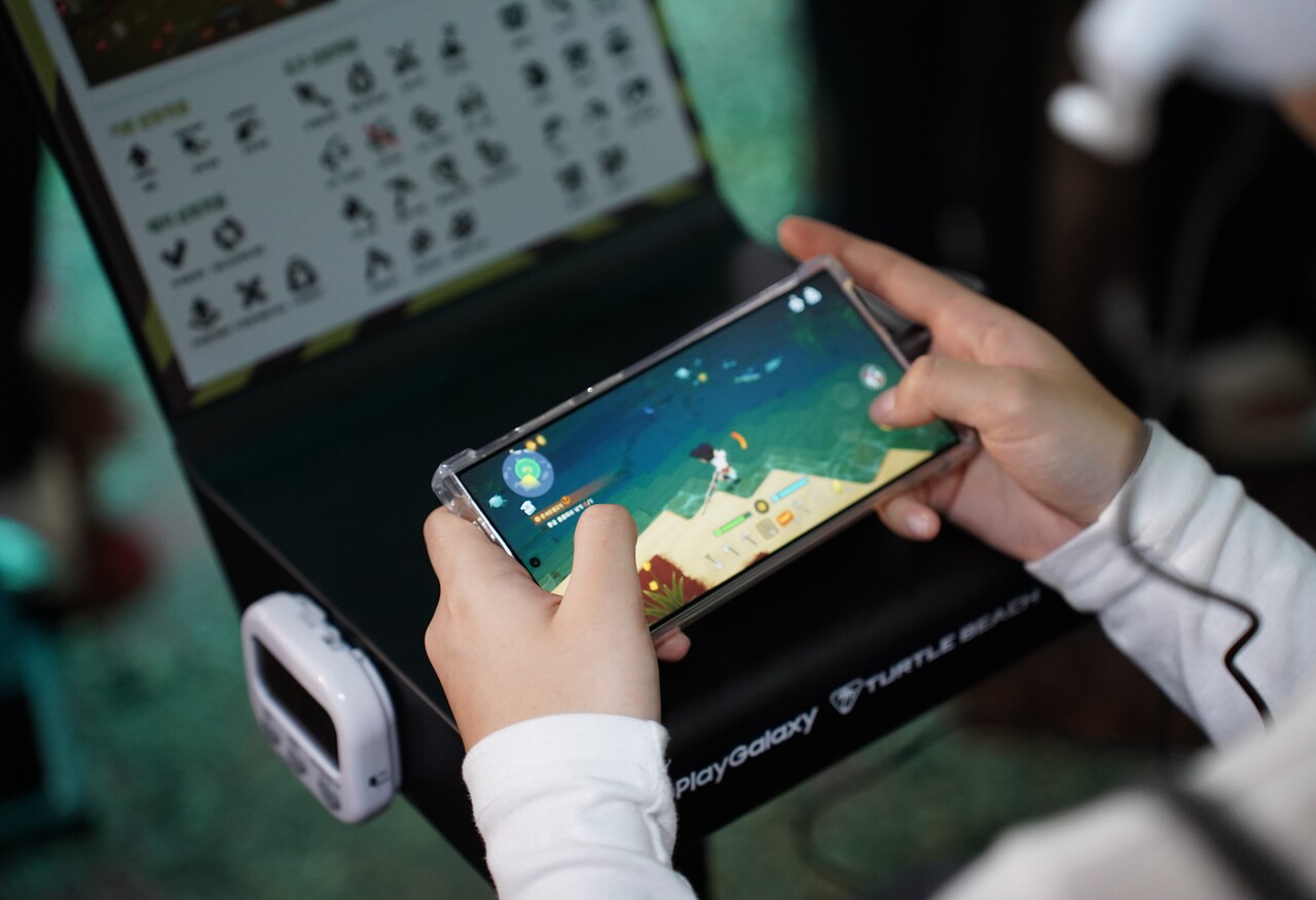 지스타 2024에 참석한 관람객이 '딩컴 투게더'를 즐기고 있다. [사진=김민우 기자]