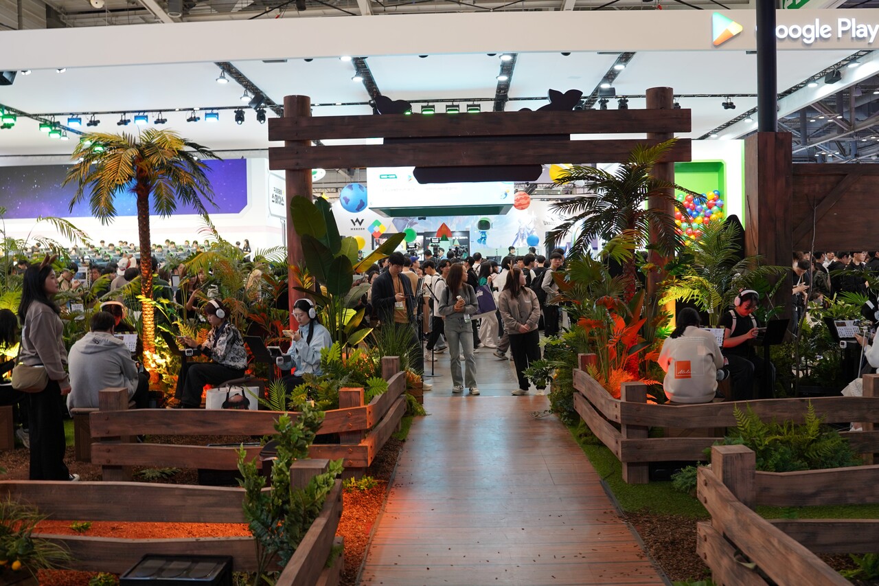 '지스타 2024' 내에 설치된 크래프톤 '딩컴 투게더' 부스. [사진=김민우 기자]