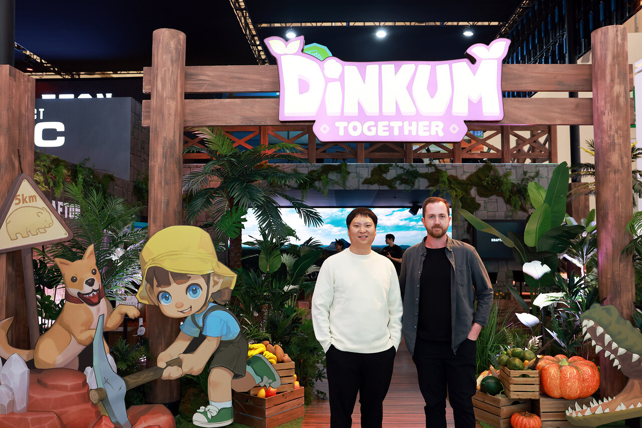 '지스타 2024' 내 크래프톤 '딩컴 투게더' 부스 앞에서 (왼쪽부터) 박문형 5민랩 대표와 제임슨 벤던 PD가 포즈를 취하고 있다. [크래프톤 제공=뉴스퀘스트]