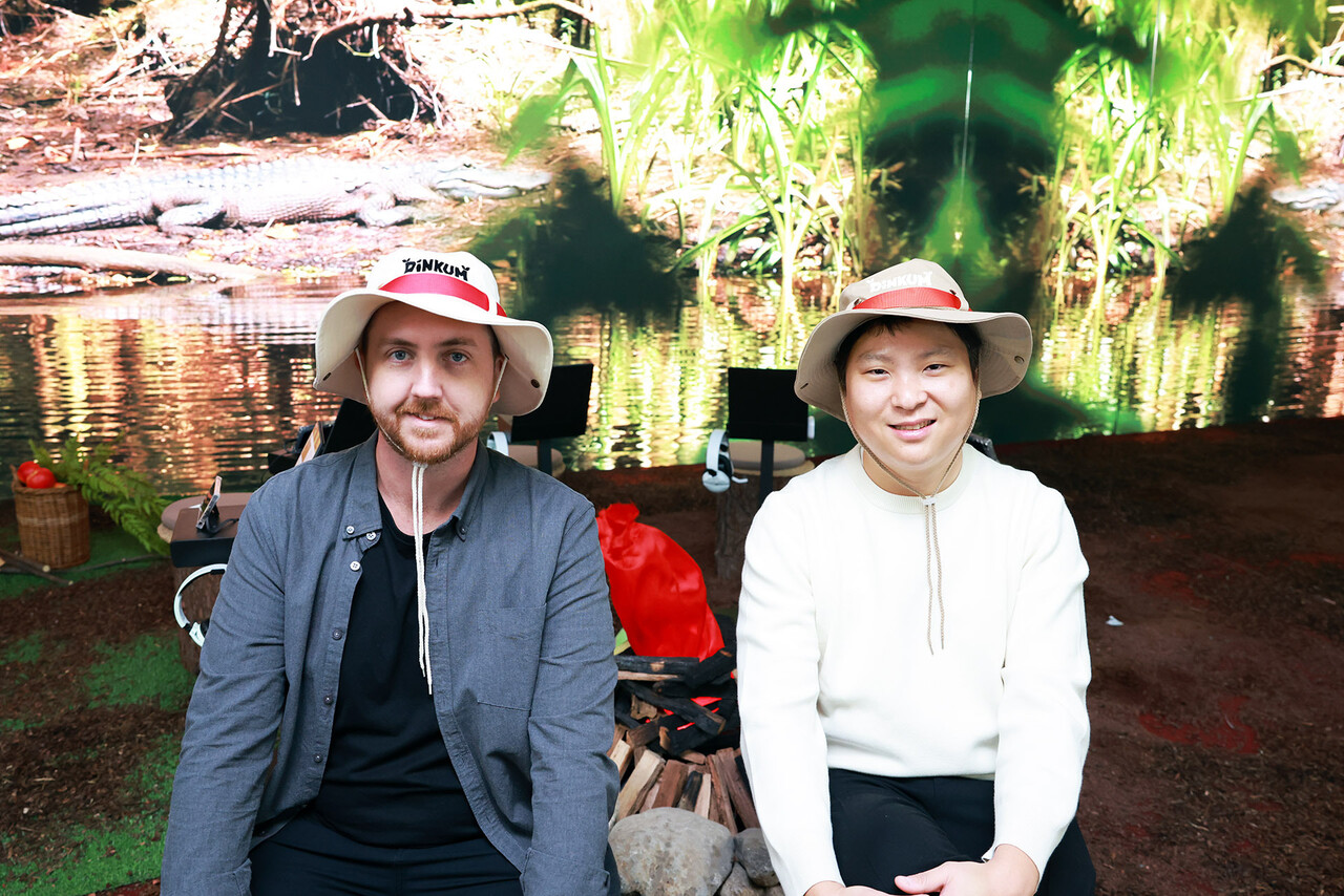 '지스타 2024' 내 크래프톤 '딩컴 투게더' 부스 안에서 (오른쪽부터) 박문형 5민랩 대표와 제임슨 벤던 PD가 포즈를 취하고 있다. [크래프톤 제공=뉴스퀘스트]