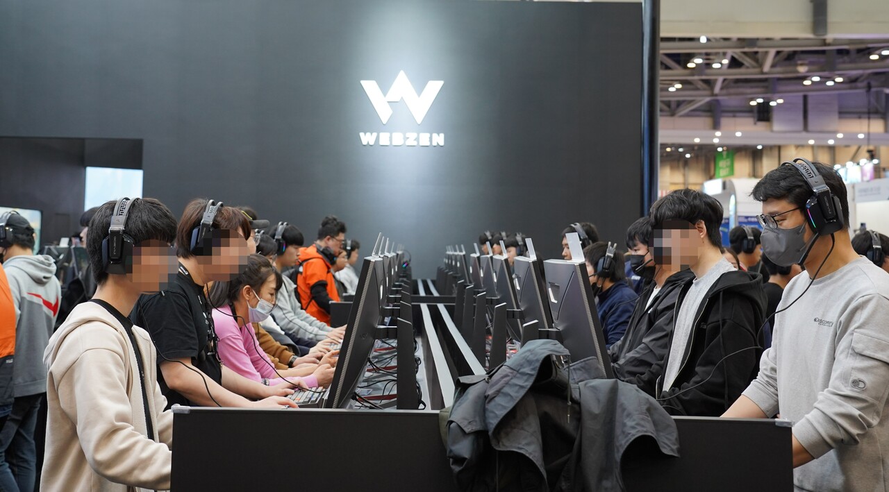 '지스타 2024' 웹젠 '드래곤소드' 부스에서 관람객들이 게임 플레이를 하고 있다. [사진=김민우 기자]