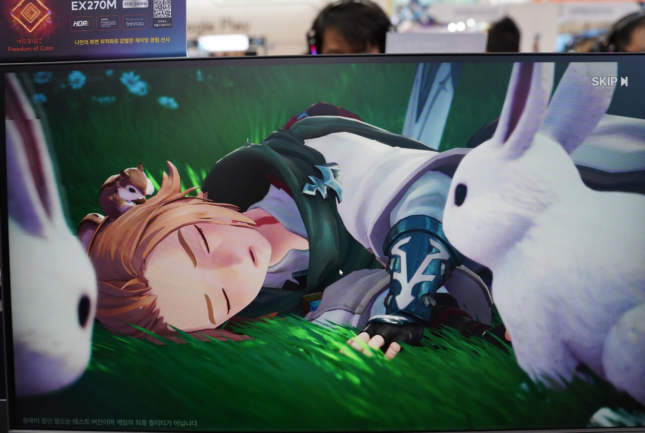 '드래곤소드' 메인 스토리 모드 첫 화면. 토끼들에 둘러쌓인 채 잠을 자고 있는 주인공 '류트'의 모습. [사진=김민우 기자]