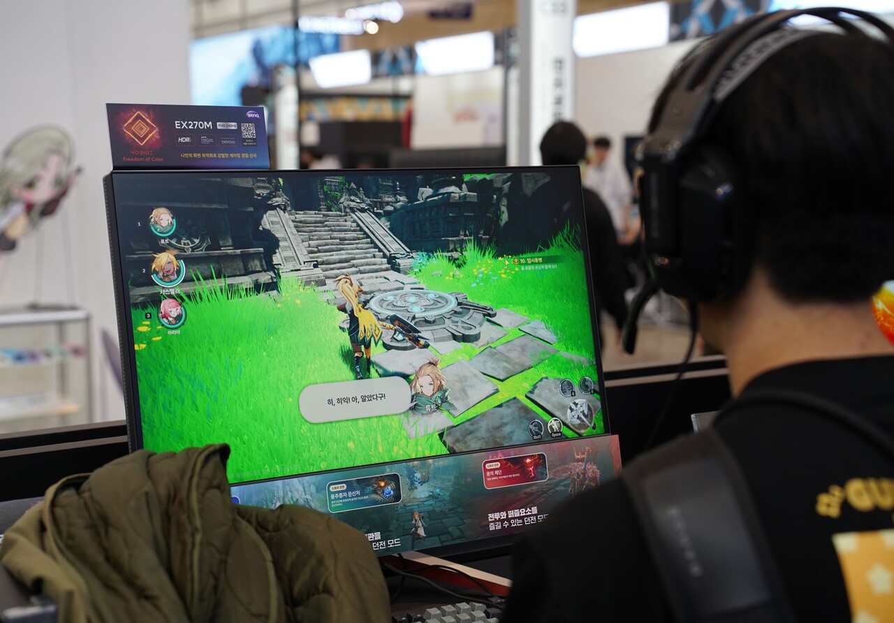 웹젠 '드래곤소드'에서 게임을 즐기고 있는 관람객. [사진=김민우 기자]