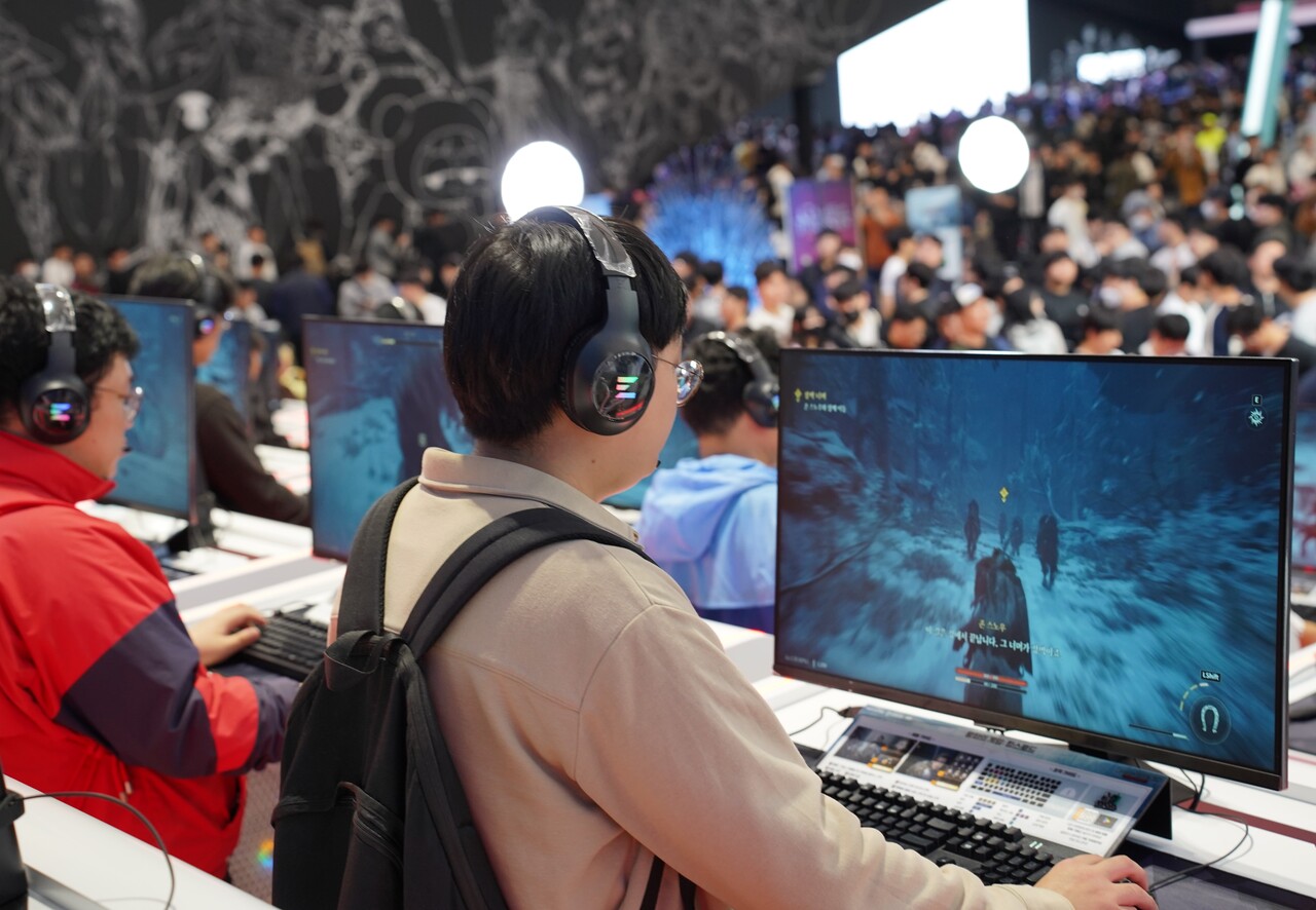 '왕좌의 게임: 킹스로드'를 시연하는 관람객. [사진=김민우 기자]