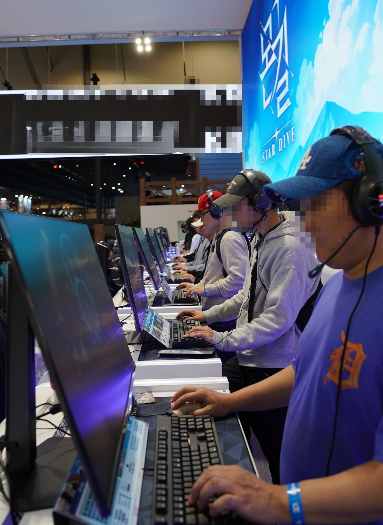 '지스타 2024' 넷마블 부스 '몬길: STAR DIVE' 시연회에서 관람객들이 게임을 플레이하고 있다. [사진=김민우 기자]