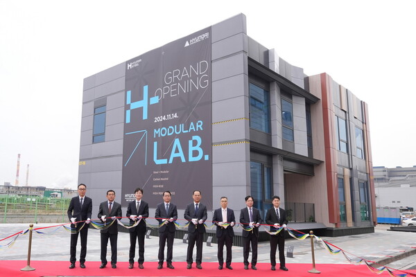 현대제철 당진연구소에서 14일 진행된 'H-모듈러 랩' 오픈세레모니에 참석한 심범섭 미래기술사업부장(왼쪽 네번째)과 현대제철 이보룡 연구개발본부장(오른쪽 네번째) 및 주요 관계자들이 커팅식을 진행하고 있다.