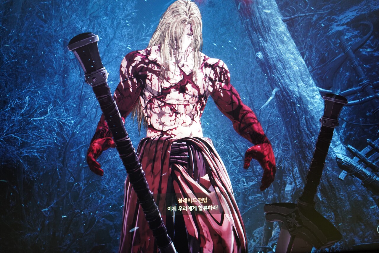 '퍼스트 버서커: 카잔' 스크린샷. 주인공 '카잔' 온몸에 피가 나 있는 상태다. [사진=김민우 기자]