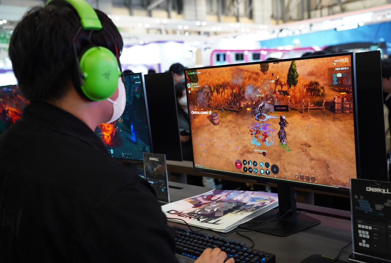 '프로젝트 오버킬'에서 한 관람객이 게임을 플레이하고 있다. [사진=김민우 기자]