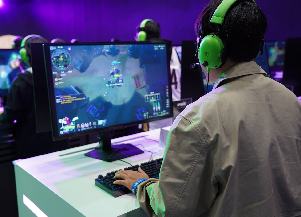 '슈퍼바이브' 시연회에서 게임을 플레이하고 있는 관람객. [사진=김민우 기자]